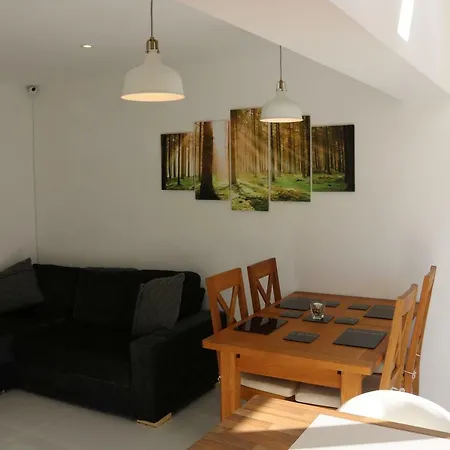 Luxury Victorian Garden Sleeps 8 *