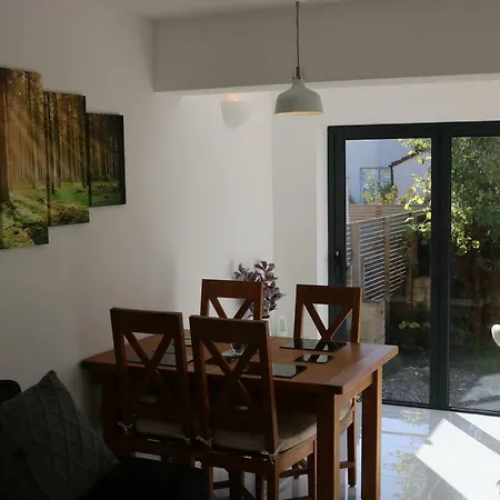 Luxury Victorian Garden Sleeps 8 Apartment *