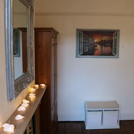 Luxury Victorian Garden Sleeps 8 Apartment