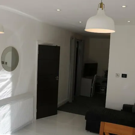 Luxury Victorian Garden Sleeps 8 Apartment Bristol