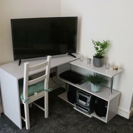 Apartment Luxury Victorian Garden Sleeps 8 *