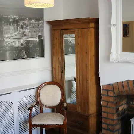 Luxury Victorian Garden Sleeps 8 Apartment *