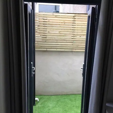 Luxury Victorian Garden Sleeps 8 Apartment Bristol